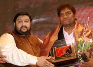 2019년 제4회 닥터 바바사헤브 암베드카르 노벨상 시상식에서 상을 받는 자니 레버