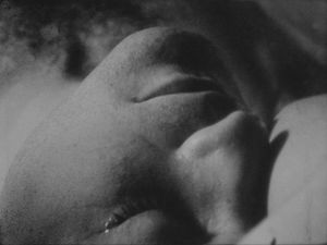 잠에서 존 지오르노의 극단적인 클로즈업 장면