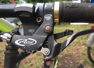 이 레버의 기계적 이점 (지렛대)은 조정할 수 있다. 직접 풀 캔틸레버 (V-브레이크)에 사용하기 위해 케이블의 부착 지점이 바깥쪽으로 이동한다. 기존의 캔틸레버 브레이크 및 캘리퍼 브레이크에 사용하려면 안쪽으로 이동한다.