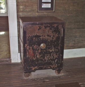 잭 다니엘의 금고. 이 금고를 발로 차서 생긴 상처로 사망했다는 이야기가 전해진다.