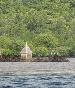 바니코로 섬의 라페루즈 탐험대 난파 지점에 세워진 기념비