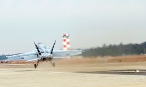 미 해군 F/A-18E 슈퍼 호넷이 2010년 12월 18일 시험 중 해군 항공 시스템 사령부, 레이크허스트에서 전자식 항공기 발진 시스템(EMALS)을 사용하여 발진하고 있다.