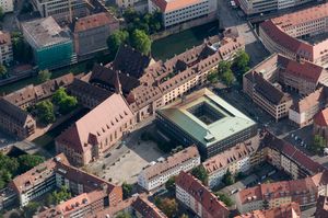 뉘른베르크의 페그니츠강변에 있는 성령 병원. 왼쪽에 성령 예배당이 보인다.