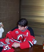 랭건브루너가 2006-07년경 컨티넨탈 항공 아레나에서 팬들에게 유니폼에 사인해주는 모습