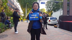 시위에 참여한 오세라비와 그 뒤에 방송중인 액시스마이콜