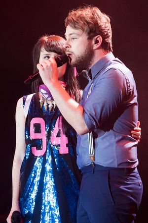 크리비츠(왼쪽)와 아이크 비트(오른쪽)가 The Voice of Germany: Live in Concert에서 공연하고 있다.