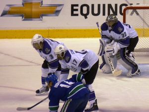 2010년 4월 2010 스탠리 컵 플레이오프에서 로스앤젤레스 킹스의 골문 앞 퀵, NHL 포스트 시즌 첫 출전.