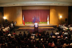 필리핀 공화국 부통령 재임 기간 연설하는 비나이 (2010–2015)