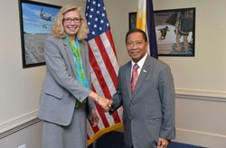 미국 크리스틴 폭스 국방부 차관과 (2014년 5월 2일)