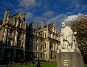 조지 살몬의 조각상, 트리니티 칼리지, 존 휴즈(John Hughes) 제작