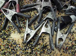 다양한 종류의 임시 고정용 클램프. 위 왼쪽부터 시계방향으로 F-클램프, 핸드 스크류, C-클램프, 스프링 클램프. 중앙 상단은 파이프 클램프.