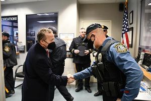 곳하이머, 2022년 뉴턴, 뉴저지 경찰서 방문