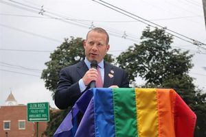 곳하이머는 2018년 뉴저지주 글렌 록에서 열린 프라이드 깃발 게양식에서 연설하고 있다