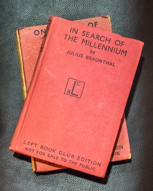 좌파 북클럽에서 발행된 두 권의 책: 율리우스 브라운탈의 『밀레니엄을 찾아서』(1945)와 L. 브론트만의 『세상 꼭대기에서』(1938)