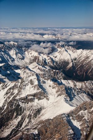 비행기가 주자이황룽 공항에 접근하면서 보이는 민산산맥