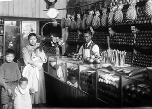 채소 가게에 있는 중국인 가족 (1910년~1920년경)