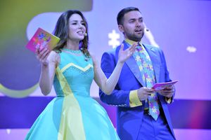 우크라이나 키예프에서 열린 주니어 유로비전 송 콘테스트 2013의 진행자를 맡은 즐라타 오흐네비치와 티무르 미로시니첸코