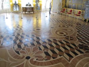 귀중한 재료와 곡선을 채택한 회화적인 쪽매 마루 (예카테리나 궁전 초상화의 방)