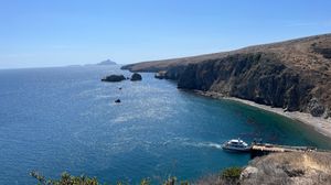 산타크루즈 섬에 정박한 페리