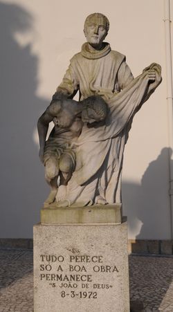 포르투갈 바르셀루스의 이그레자 지 빌라르 드 프라데스에 있는 성 요한 동상.