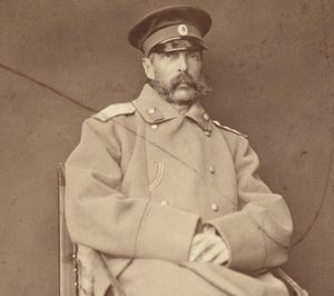 러시아 차르 알렉산드르 2세. 그는 체르케스인의 추방 작전을 공식적으로 승인했다. 1861년, 그는 더 나아가 체르케스인 영토에 러시아인 기독교 정착촌을 대규모로 건설하라고 명령했다.