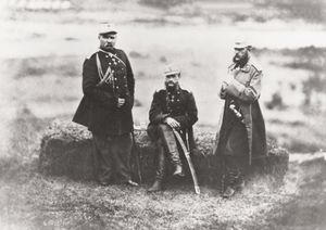 서부 코카서스 주둔 러시아군 지휘관들: (왼쪽부터) 보병 장군 니콜라이 예브도키모프 백작, 코카서스 총독 미하일 니콜라예비치 대공, 소장 드미트리 스뱌토폴크-미르스키. 1864년 5월 21일 Qbaada에서 만났다.