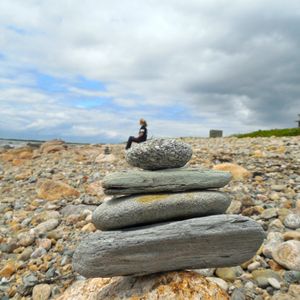 강제 원근법 기술을 사용하는 낮은 시점 카메라 앵글