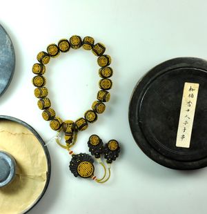 금으로 상감된 골동품 침향 구슬, 청나라 말기, 중국. Adilnor Collection, 스웨덴.