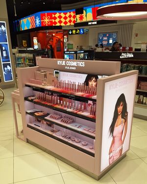 호주 멜버른 공항 면세점에 있는 카일리 코스매틱스 진열대.