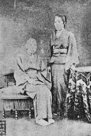 츠기노스케의 어머니 사다(왼쪽)와 아내 스가(오른쪽)