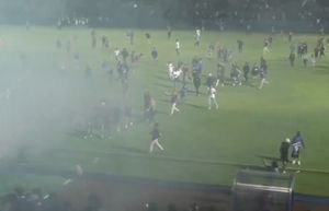 경찰이 발사한 최루탄으로 인해 관중들이 뒤엉켜 압사 사고로 이어지는 순간