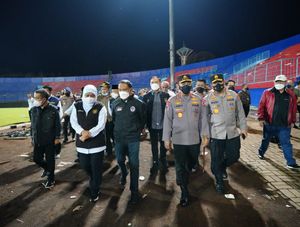 사고 후 칸주루한 스타디움에서 인도네시아 경찰청장 리스티요 시기트 프라보워와 동자바 주지사 코피파 인다르 파라완사.