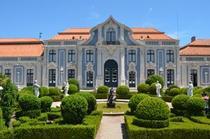 알 수 없는 건축가가 설계한 무도회장 날개의 아치형 파사드.