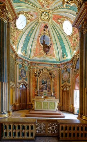 궁전 예배당 내부의 제단 위의 아치.