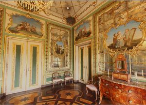 여왕의 부두아. 격자무늬 바닥 디자인은 천장의 페르골라 디자인과 일치한다.