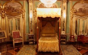 왕의 침실. 돔형 천장이 있는 이 원형 방의 벽은 돈 키호테의 장면으로 장식되어 있다.