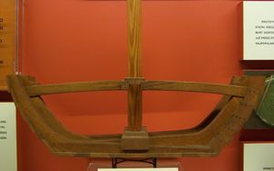 선체 횡단면. 하부 돛대가 설치되고 버팀목이 설치되어 있다.