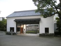 구 구로다번 창고 저택 나가야몬. 현재는 덴노지 공원 내 오사카 시립 미술관의 남문으로 사용되고 있다. 오사카부 유형 문화재(오사카시 덴노지구)