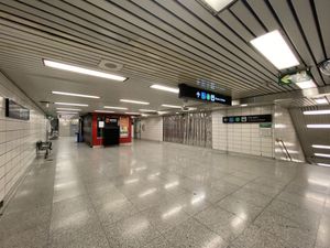 메자닌 층에 설치된 미술 작품 '전진 및 후진'