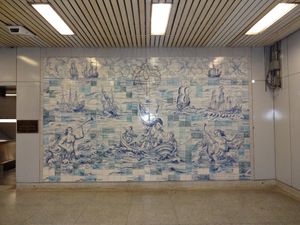 역 메자닌에 전시된 세라믹 타일 벽화