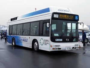 2002년 도쿄 모터쇼에 출품된 FCHV-BUS (제1세대: 히노 자동차 소유)