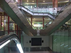 대합실에서 출입구로 이어지는 큰 개방된 공간