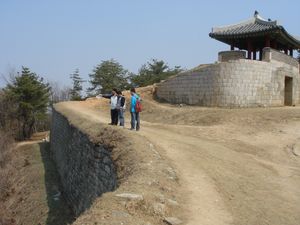 상당산성 성벽과 늑대문(弰虎門)