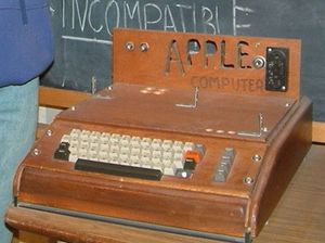 1976년 애플 컴퓨터(Apple Computer)(Apple Inc.) 설립. 이미지는 같은 해 발매된 애플 I(Apple I)