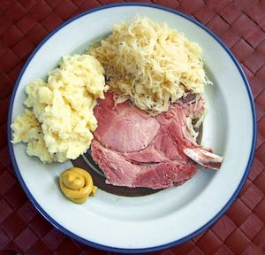 립히엔의 사우어크라우트와 감자 곁들임