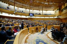 상원 앞 산체스 총리