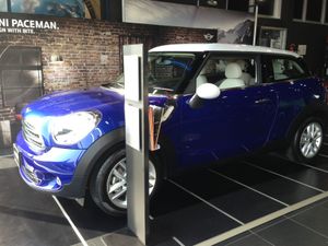 미니 페이스맨- 본문에 있는 "크로스오버 SUV에서도 쿠페를 명칭하는 차종"의 예시. 3도어 크로스오버 SUV이지만, 제조사는 "스포츠 액티비티 쿠페"로 분류하고 있다.