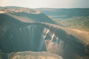 분화구 틈의 확대 사진