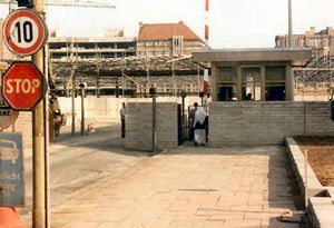 1984년 사람들이 체크포인트 찰리를 걸어서 통과하는 모습