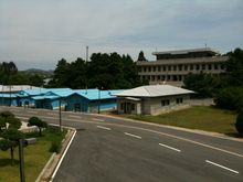 군사정전위원회 본회의장과 판문각 (2009년 8월, 남쪽에서)